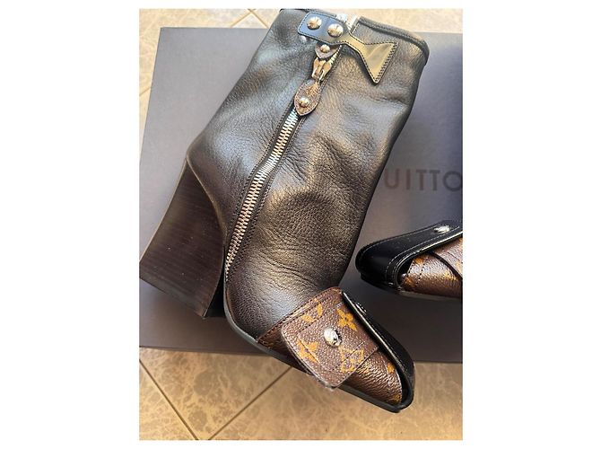 Botas Louis Vuitton Patti Pretas de Couro e Lona Monogram Preto - vista 4