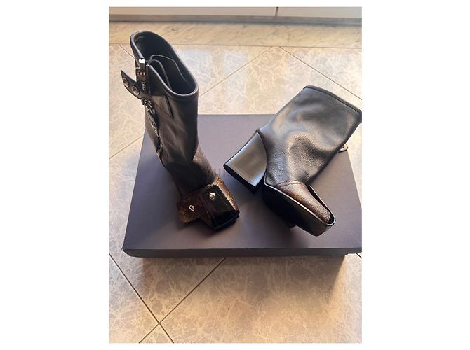 Botas Louis Vuitton Patti Pretas de Couro e Lona Monogram Preto - vista 5