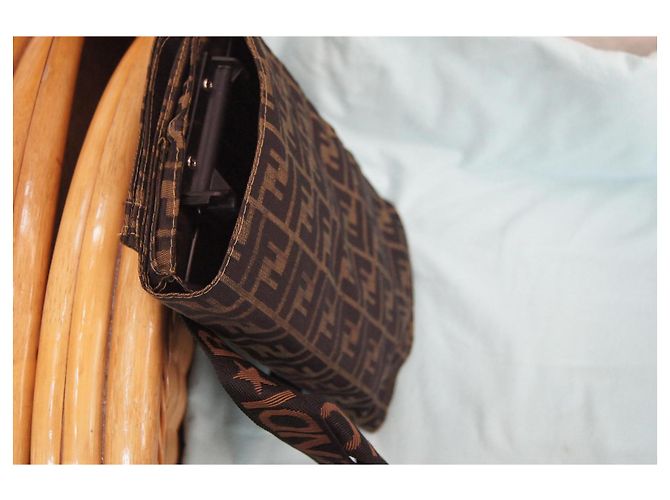 Fendi Monogramm Canvas Einkaufstasche mit Rollen - Ansicht 11