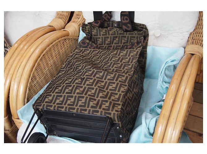Fendi Monogramm Canvas Einkaufstasche mit Rollen - Ansicht 2