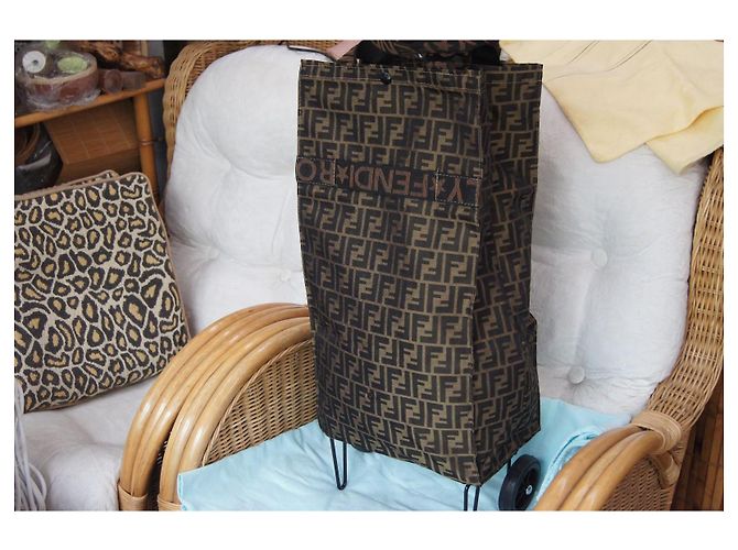 Fendi Monogramm Canvas Einkaufstasche mit Rollen - Ansicht 4