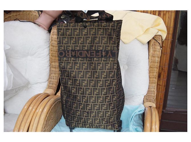 Fendi Monogramm Canvas Einkaufstasche mit Rollen - Ansicht 5