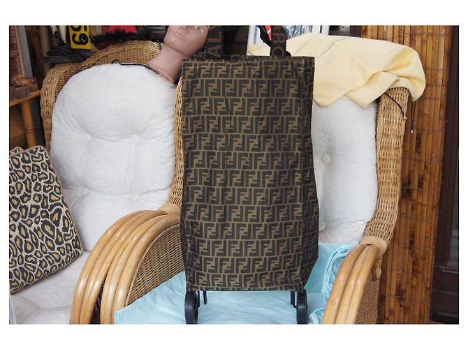 Fendi Monogramm Canvas Einkaufstasche mit Rollen - Ansicht 6