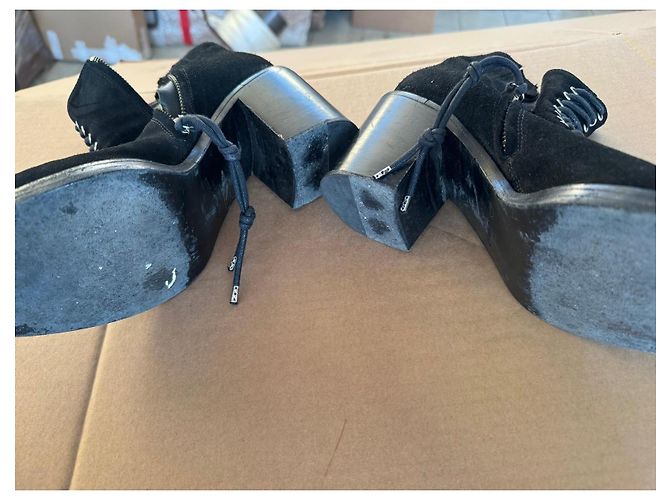 Mcq Stivaletti neri in camoscio con lacci e zip Nero - vista 4