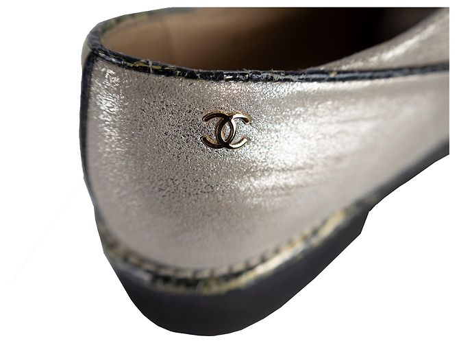 Timeless Zweifarbige Schnürschuhe aus Spitze von Chanel - '10s Mehrfarben - Ansicht 4