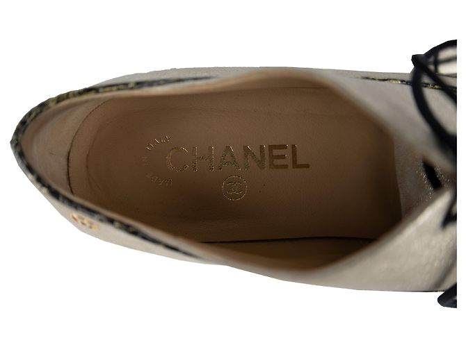 Timeless Zweifarbige Schnürschuhe aus Spitze von Chanel - '10s Mehrfarben - Ansicht 5