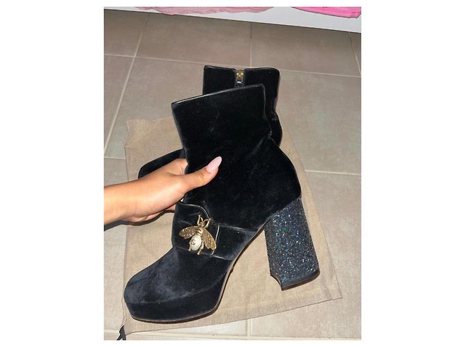 Gucci Schwarze Samt-Stiefeletten mit Glitzerabsatz - Ansicht 2