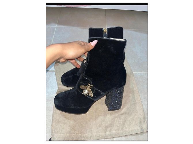 Gucci Schwarze Samt-Stiefeletten mit Glitzerabsatz - Ansicht 3