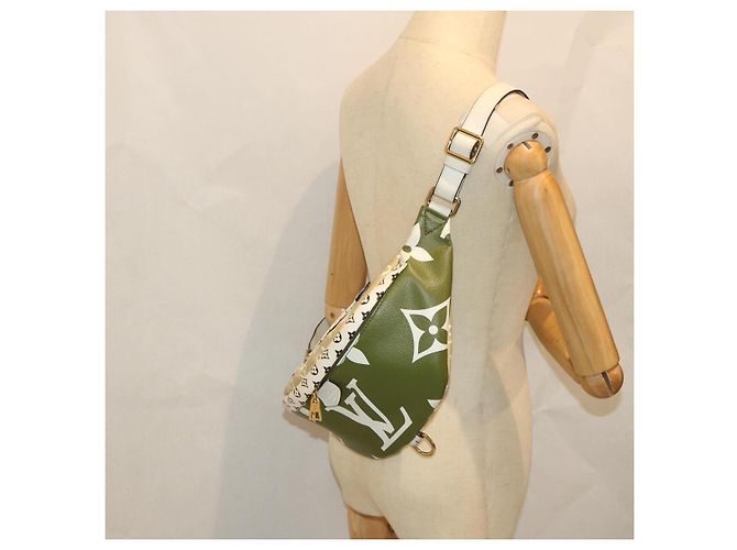 LOUIS VUITTON Marsupio Monogramma Gigante Borsa per il Corpo Khaki M44611 LV Auth 57013SAM Cachi - vista 24