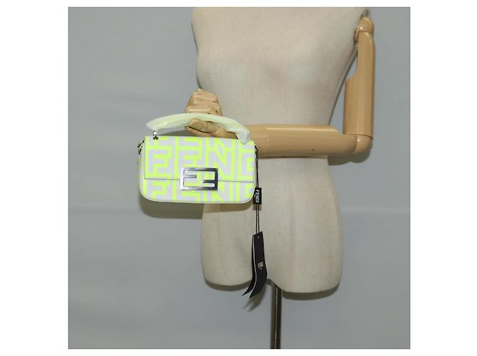 FENDI Custodia per Telefono a Secchiello Collaborazione Mark Jacobs Borsa in Pelle 2in1 Auth BA2455SAM Bianco - vista 27