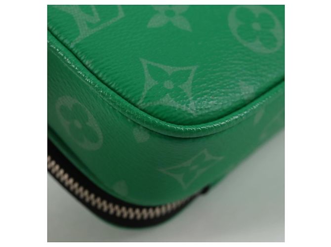 LOUIS VUITTON Taiga Lama Alpha Portafoglio Indossabile NV Borsa M30997 LV Auth 135292SAM Verde - vista 16