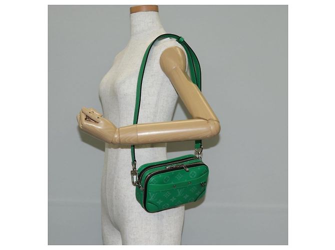 LOUIS VUITTON Taiga Lama Alpha Portafoglio Indossabile NV Borsa M30997 LV Auth 135292SAM Verde - vista 23
