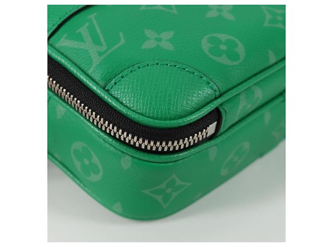 LOUIS VUITTON Taiga Lama Alpha Portafoglio Indossabile NV Borsa M30997 LV Auth 135292SAM Verde - vista 9