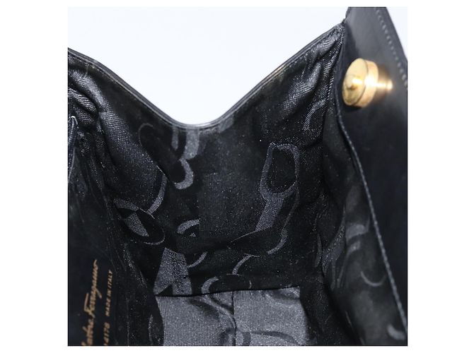 Borsa a mano Vala in pelle nera e oro di Salvatore Ferragamo Auth gh1933 Nero D'oro - vista 17