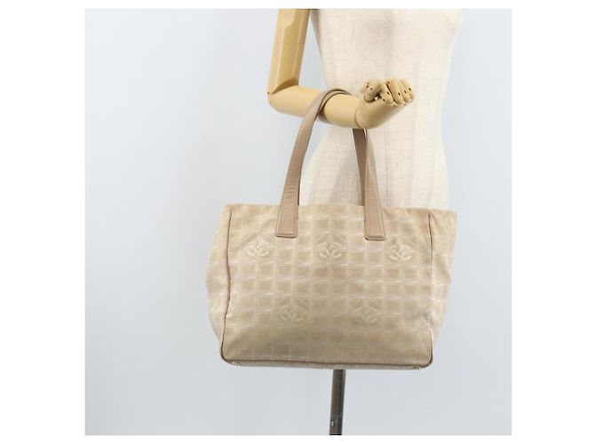 CHANEL Nova Bolsa Tote de Viagem Nylon Bege Ouro CC Auth ti3788 Dourado - vista 22