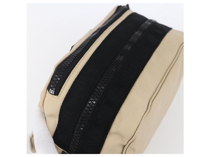 Borsa sportiva CHANEL in nylon beige e nero CC Auth BA8411 - vista 6