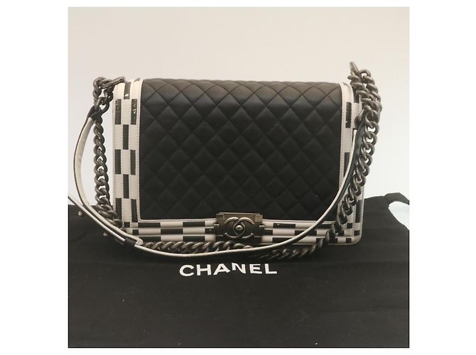 CHANEL Matelassé Boy Chanel Borsa a Spalla con Catena in Pelle di Agnello Nera CC Auth 29190SAM Nero - vista 12