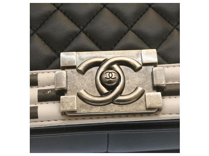 CHANEL Matelassé Boy Chanel Borsa a Spalla con Catena in Pelle di Agnello Nera CC Auth 29190SAM Nero - vista 17