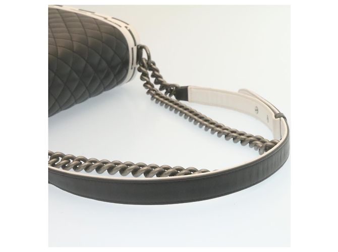 CHANEL Matelassé Boy Chanel Borsa a Spalla con Catena in Pelle di Agnello Nera CC Auth 29190SAM Nero - vista 7