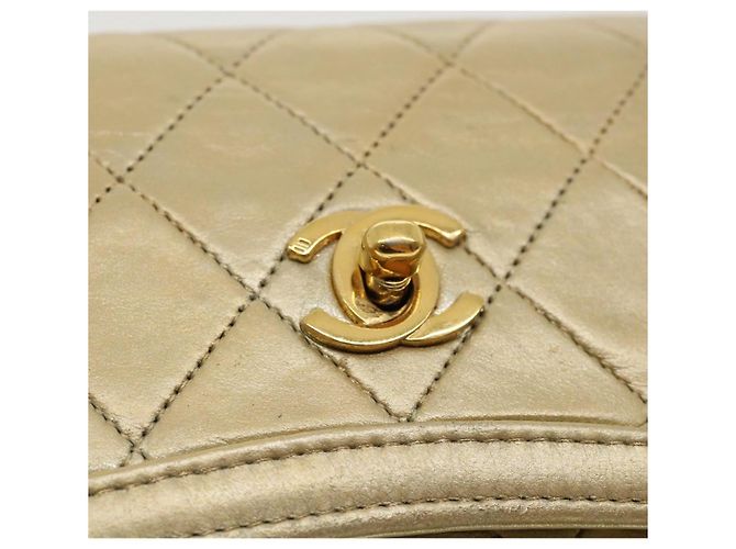 CHANEL Matelassé Schultertasche mit Drehverschluss aus Lammleder Gold CC Auth 31382V Golden - Ansicht 18