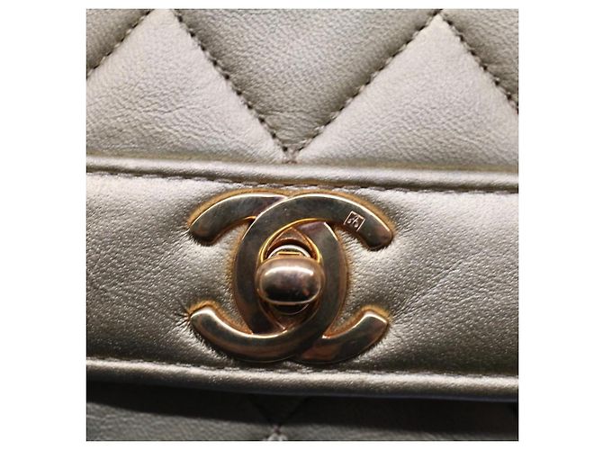 CHANEL Borsa a Spalla con Catena Matelassé e Chiusura a Girello in Pelle di Agnello Oro CC Auth 51274SAM D'oro - vista 17