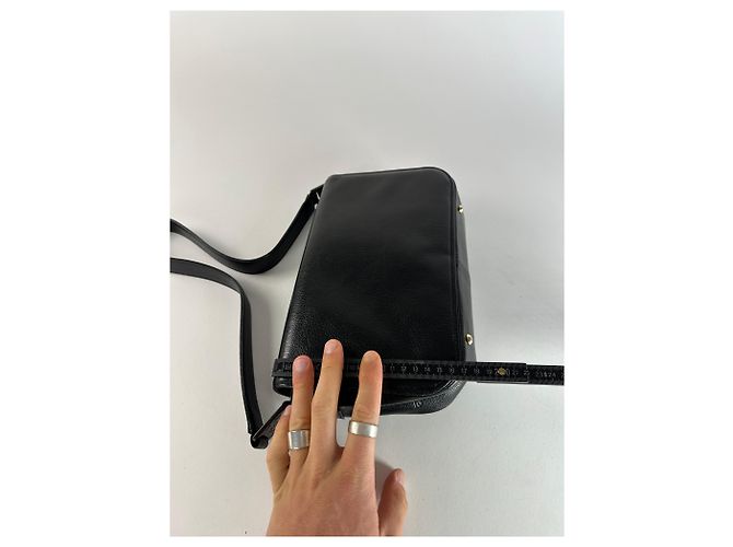 Vintage Givenchy Schultertasche aus Leder schwarz - Ansicht 9