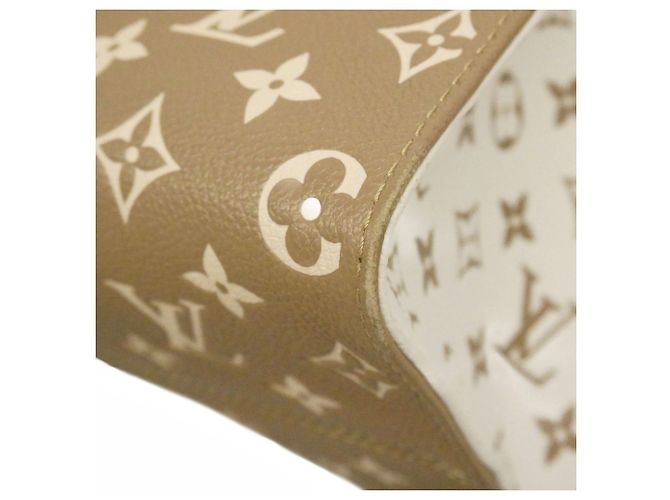 Borsa tote OnTheGo MM in Monogram Empreinte Louis Vuitton Beige Cachi - vista 6