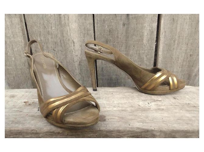 Décolleté Sergio Rossi in suede beige con dettagli dorati - vista 3