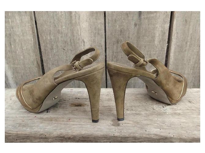 Décolleté Sergio Rossi in suede beige con dettagli dorati - vista 6