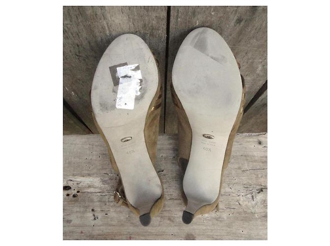 Décolleté Sergio Rossi in suede beige con dettagli dorati - vista 7