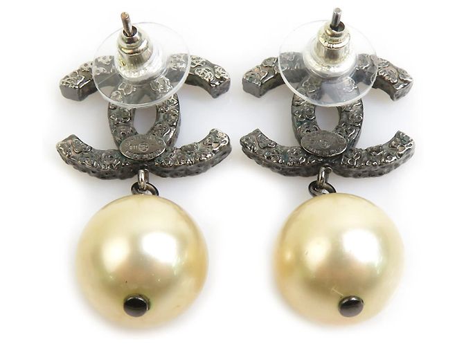 Orecchini in metallo gun e bianco sporco di Chanel Metallico - vista 4