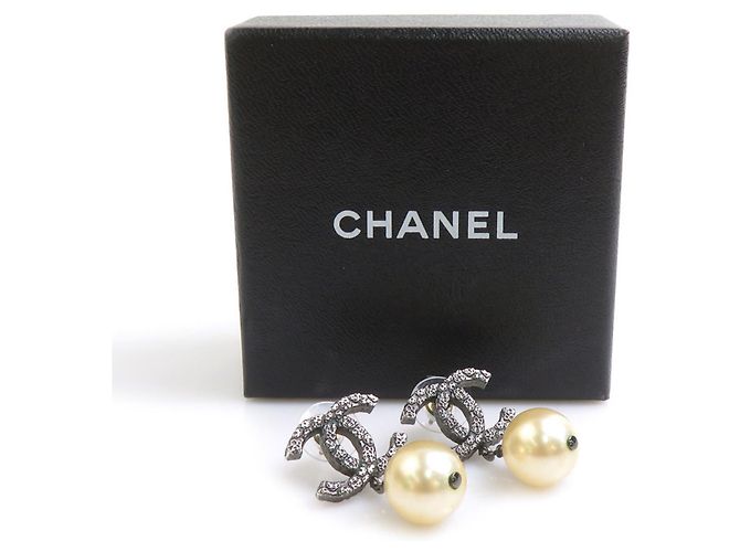Orecchini in metallo gun e bianco sporco di Chanel Metallico - vista 8