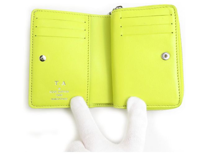 Portafoglio bi-fold Louis Vuitton in verde e giallo - vista 3