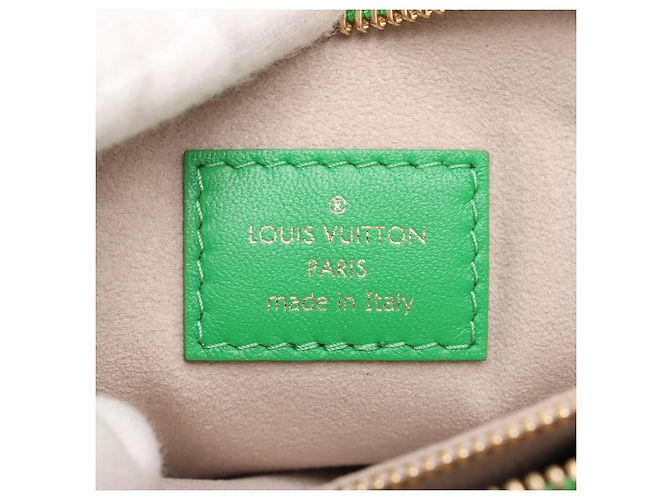 Coussin PM aus grünem, gepolstertem Lammleder mit geprägtem Monogramm von Louis Vuitton - Ansicht 6
