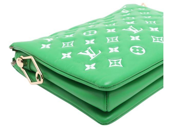 Coussin PM aus grünem, gepolstertem Lammleder mit geprägtem Monogramm von Louis Vuitton - Ansicht 7