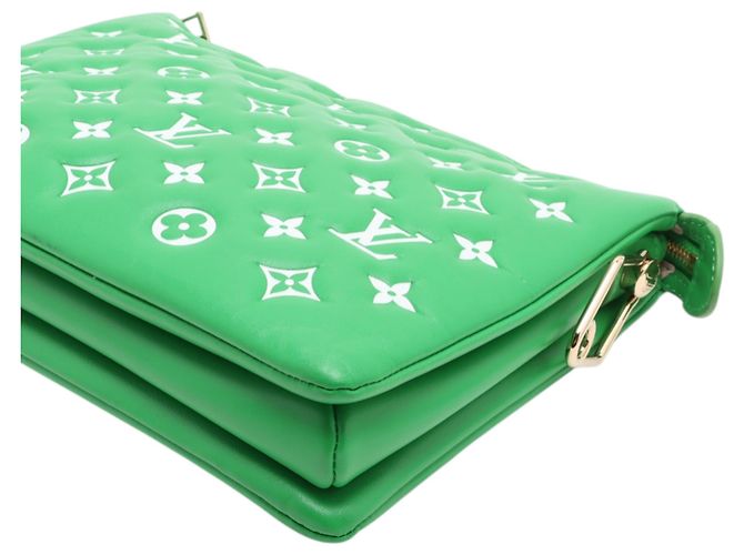 Coussin PM aus grünem, gepolstertem Lammleder mit geprägtem Monogramm von Louis Vuitton - Ansicht 8