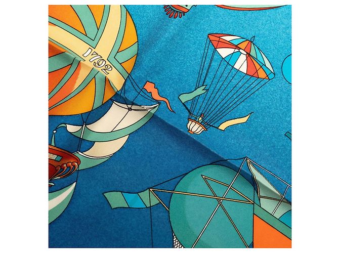 Silk In Sciarpa Hermès Carré 90 - LES FOLIES DU CIEL Blu - vista 4