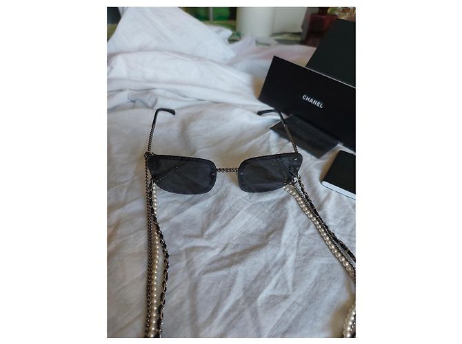 Gafas de sol Chanel con cadena de perlas Negro Metálico - vista 3