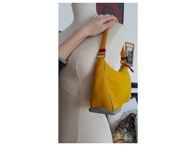 Bolsa de ombro Prada em nylon amarelo - vista 2