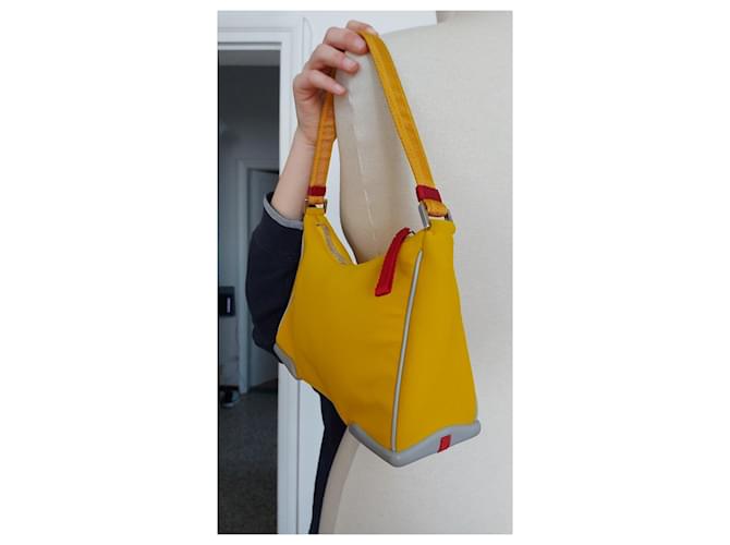 Bolsa de ombro Prada em nylon amarelo - vista 3