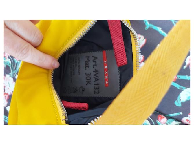 Bolsa de ombro Prada em nylon amarelo - vista 4