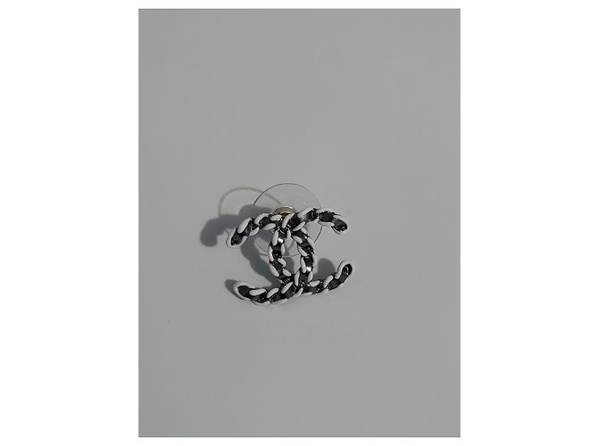 Orecchini intrecciati CC di Chanel in argento - vista 2
