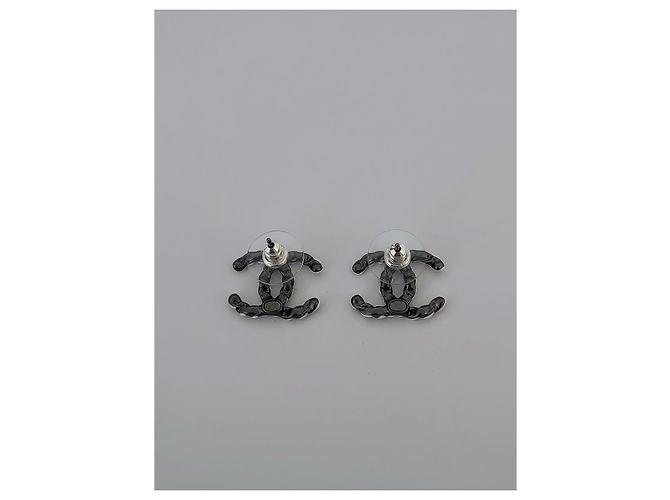 Orecchini intrecciati CC di Chanel in argento - vista 3