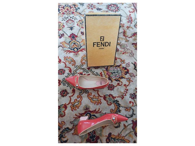 Fendi rote Lacklederschuhe mit Nieten Pink - Ansicht 2