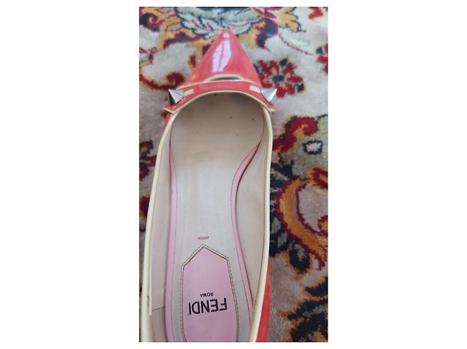 Fendi rote Lacklederschuhe mit Nieten Pink - Ansicht 5