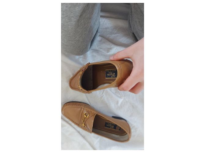 Mocassini Gucci in vernice beige - vista 3