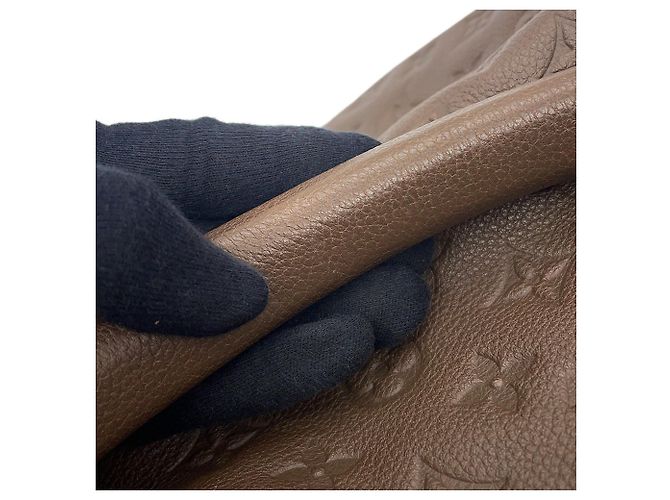 Borsa a Spalla Artsy MM in Monogram Empreinte Louis Vuitton - vista 10