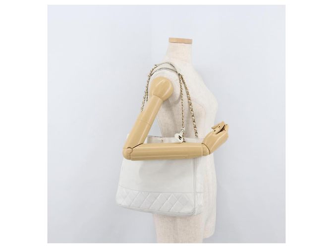 Borsa a spalla a catena CHANEL in pelle bianca oro CC Auth mr2247 Bianco D'oro - vista 23