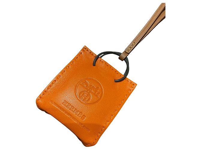 Hermès Mini charm Arancione Hermes in pelle arancione e marrone - vista 2