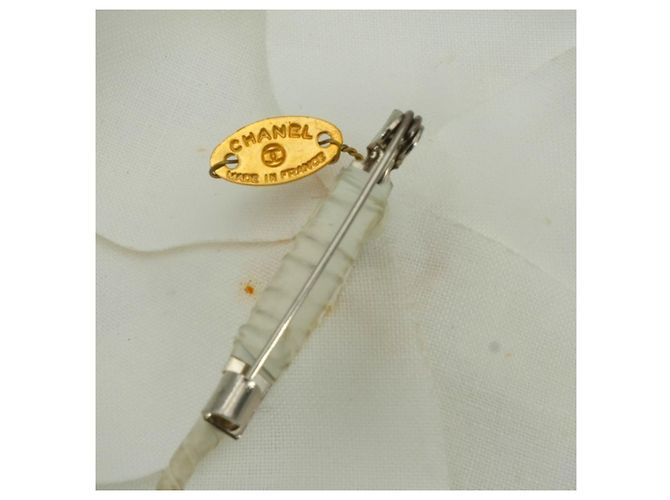 Timeless Chanel Vintage Stoff Weiß Blume Kamelie Brosche Pin - Ansicht 3